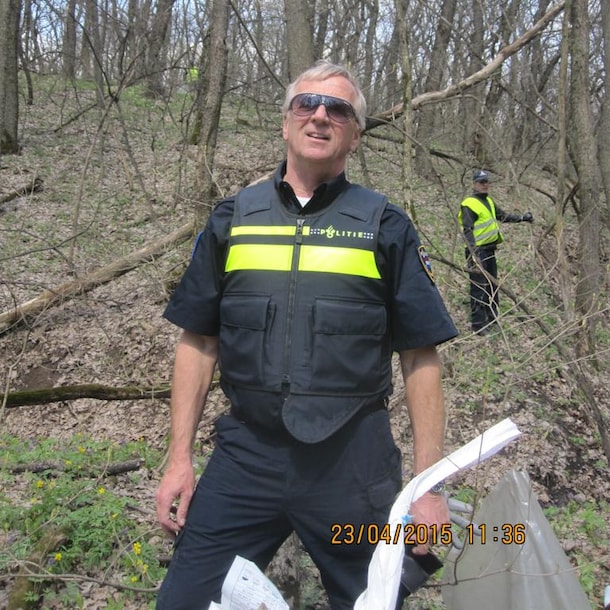 Zoeken naar sporen in het bos.