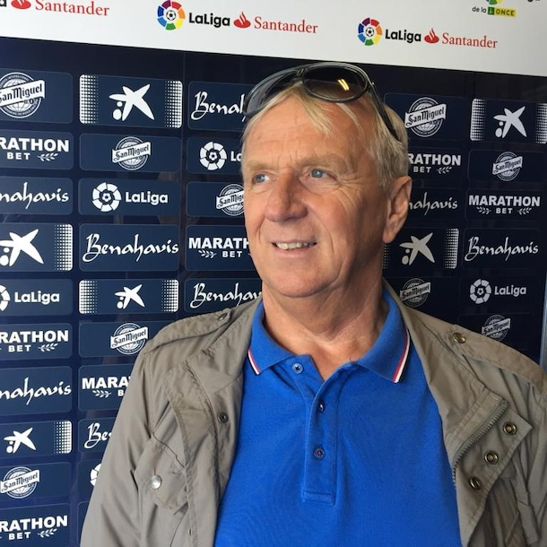 In het stadion van FC Malaga, waar John als spelersmakelaar een aantal niet-Europese spelers aan een stage hielp.