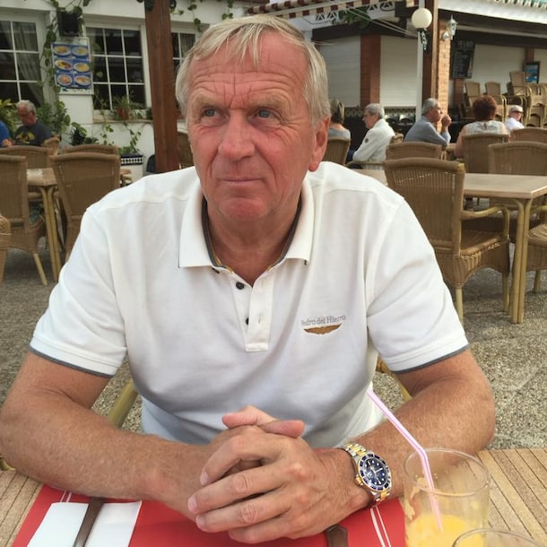 John woont in Spanje.