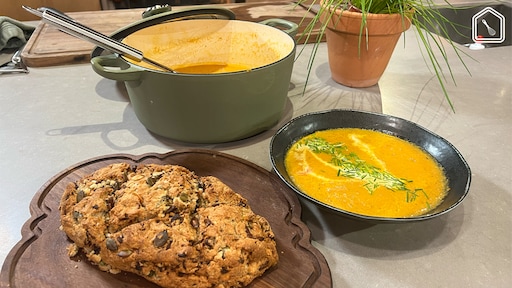 Wortel-sinaasappelsoep en makkelijk olijvenbrood (zonder kneden en rijzen!)