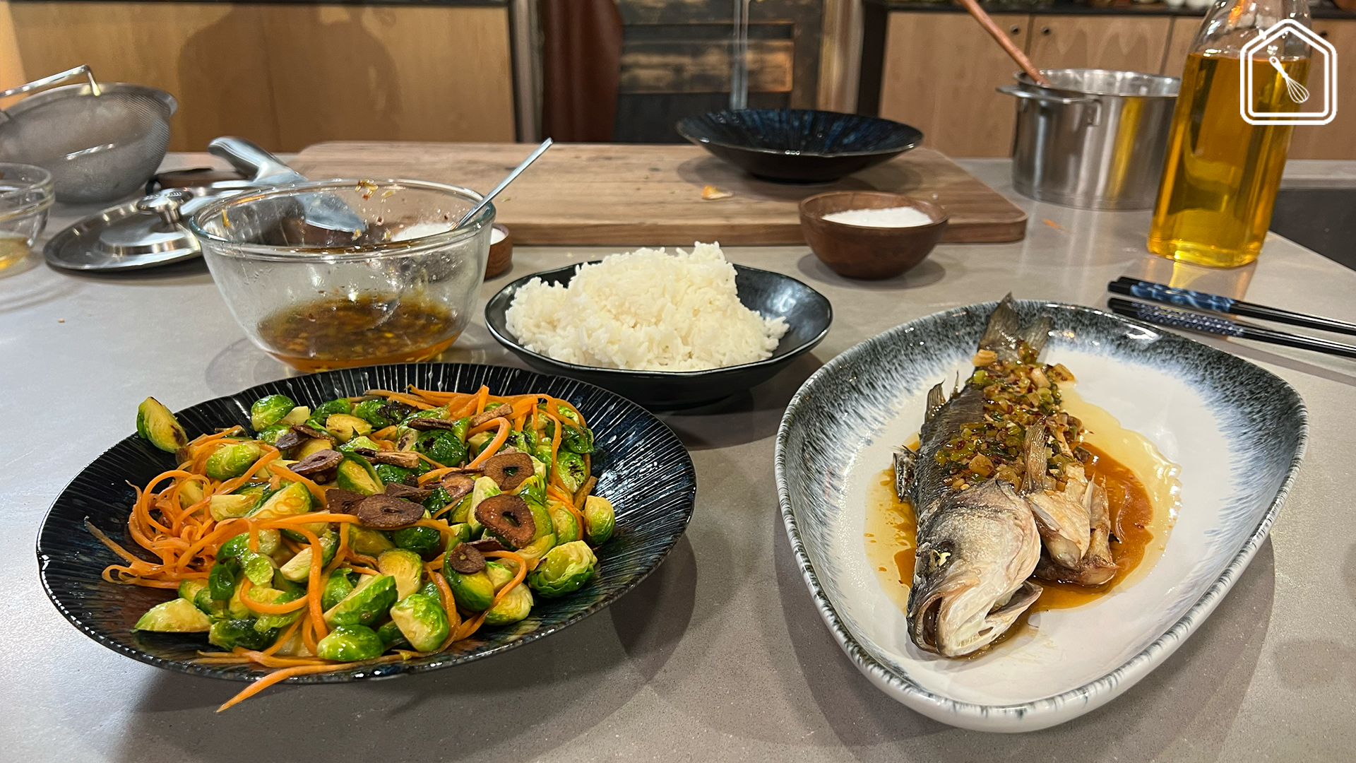 Zeebaars met gember-bosuisaus en gebakken spruiten met crispy knoflook