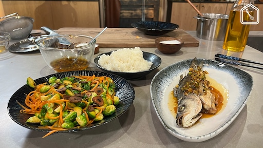 Zeebaars met gember-bosuisaus en gebakken spruiten met crispy knoflook