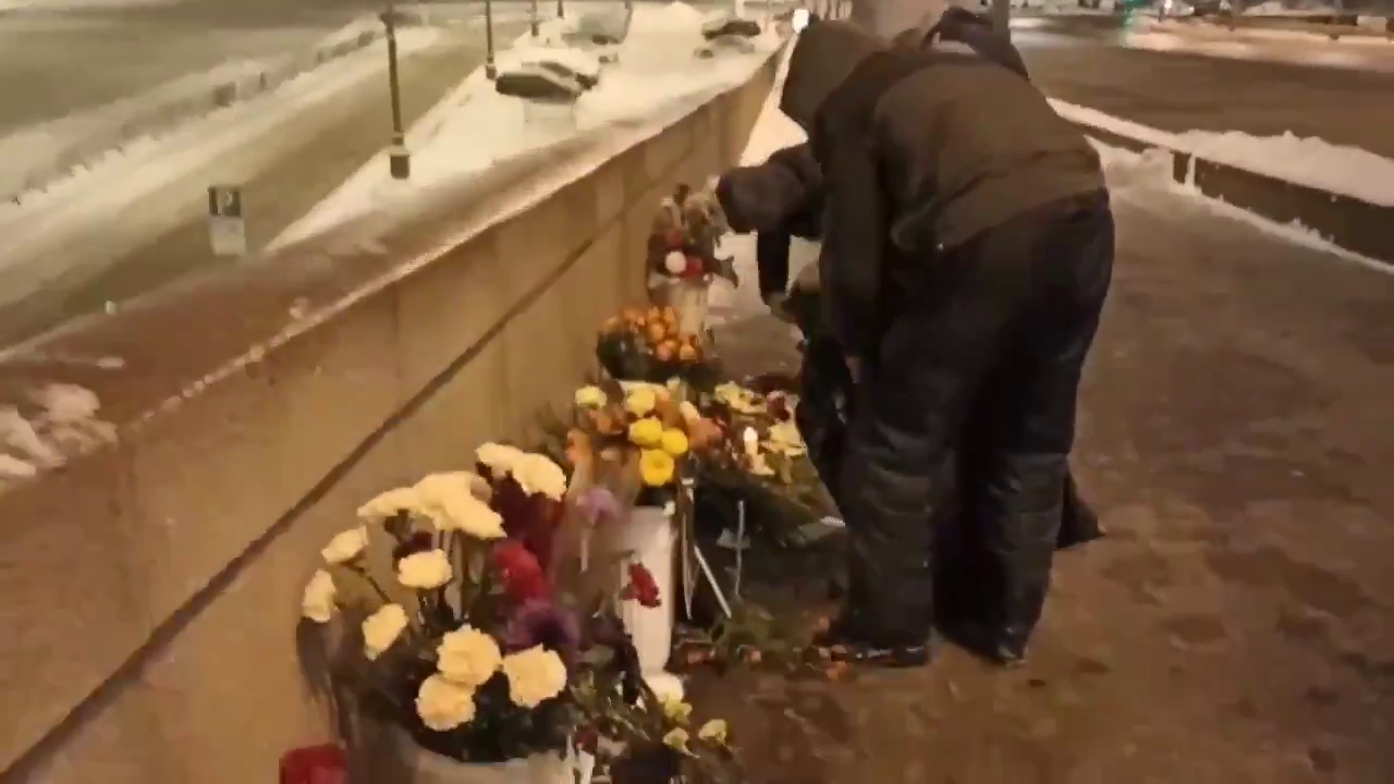 Honderden Russen aangehouden na leggen bloemen voor Navalny