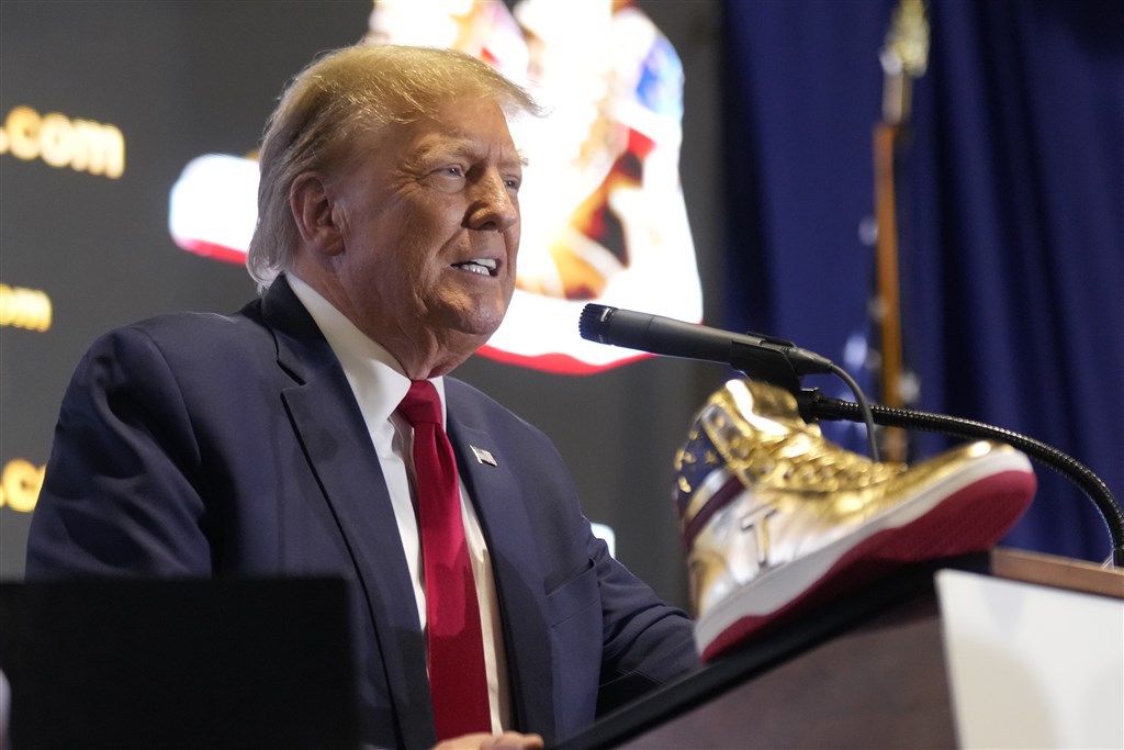 Donald Trump komt met eigen, goudkleurige, sneakerlijn