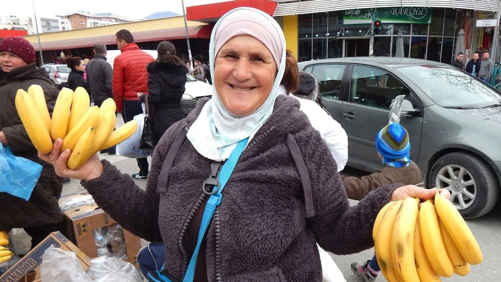 Straatbeeld in Tirana.