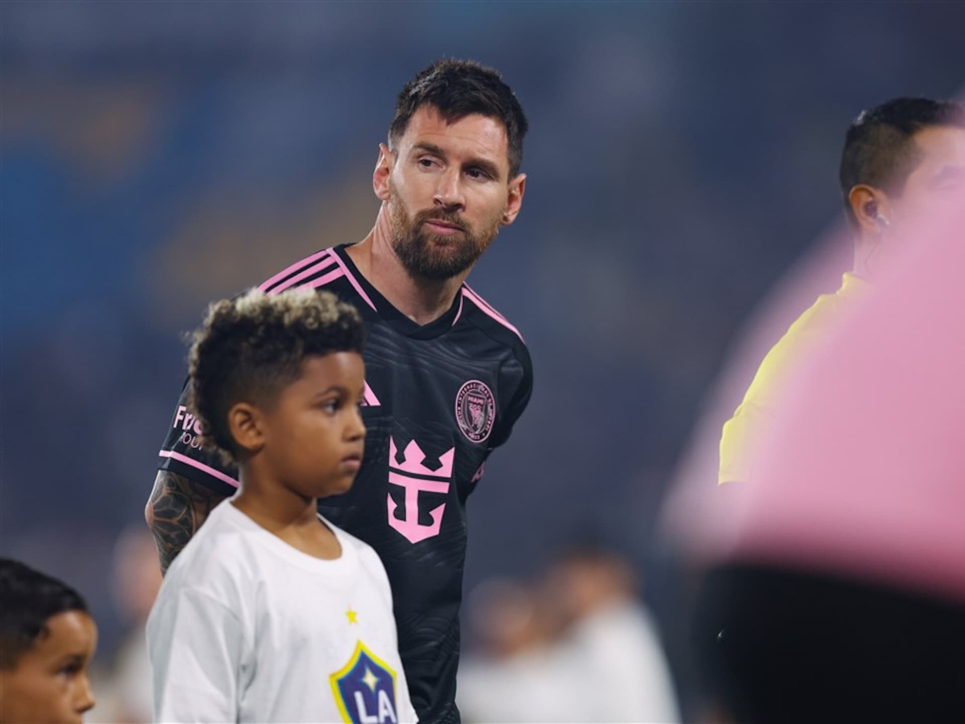 Zoon Kim Kardashian en Kanye West met Lionel Messi het veld op