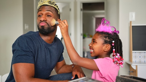 De 7-jarige dochter van Nadia wil make-up dragen: 'Hoe stop ik dit?'