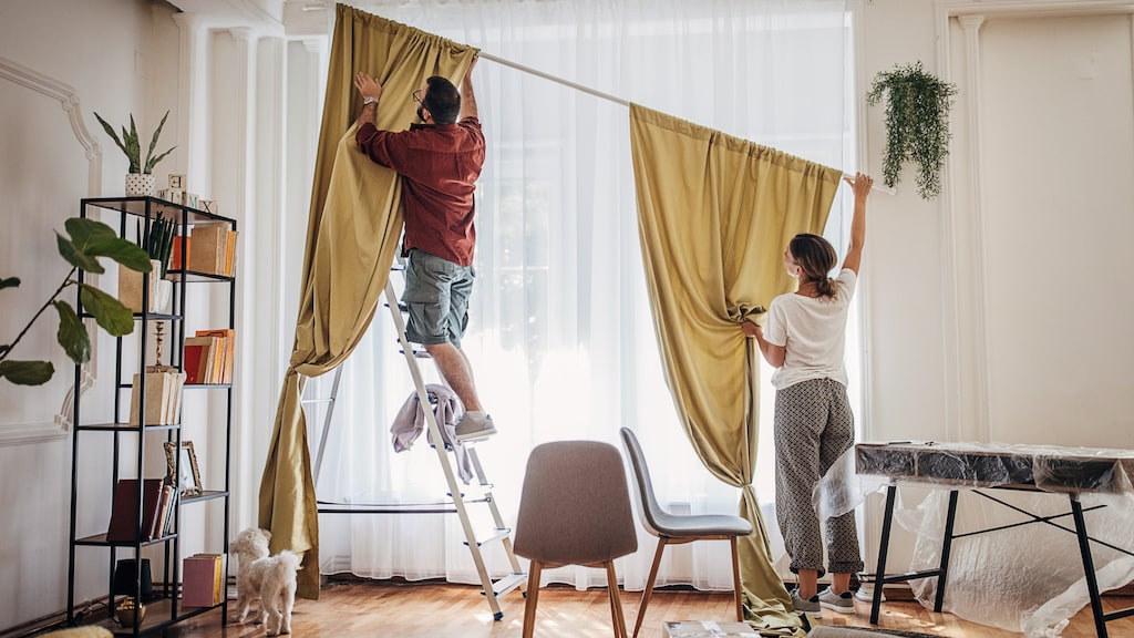 'Die hoeslakens voor de ramen? Het lukt ons niet om de gordijnen op te hangen!'