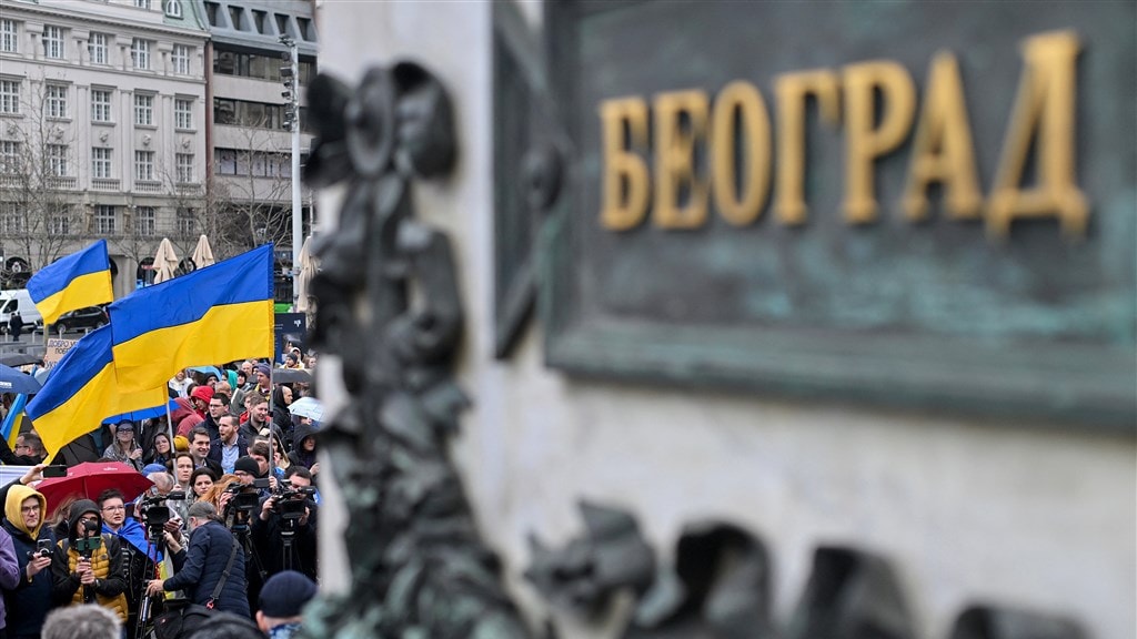 Een pro-Oekraïne demonstratie in Belgrado, twee jaar na Ruslands invasie.