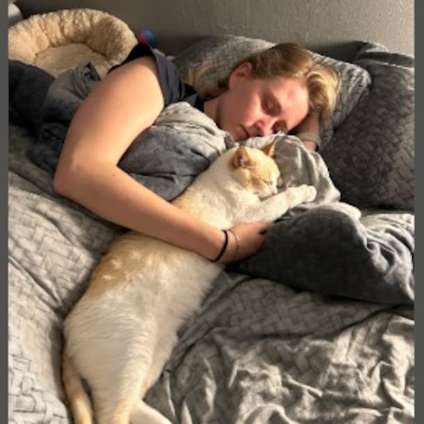 Celine met pijn in bed. Door de endometriose kon ze uiteindelijk niet meer werken.