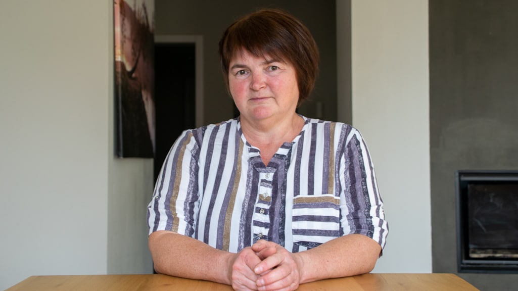 Elena Koposova aan de keukentafel in het gerenoveerde huis.