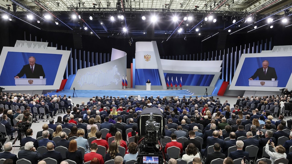 Poetin spreekt een volle zaal toe.