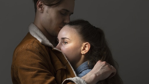 Claudia werd gekleineerd door haar partner: 'Door hem twijfelde ik aan alles'