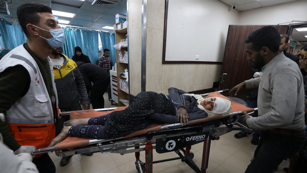 Een Palestijns kind wordt het Al-Aqsa ziekenhuis binnengereden op een brancard.