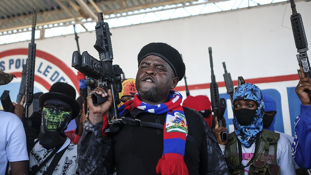 Bendeleider en voormalig politieagent Jimmy Chérizier, alias Barbecue.