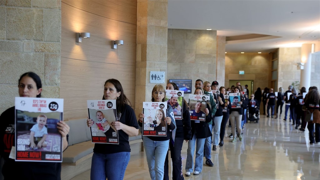Familieleden van Israëlische gijzelaars die door Hamas in Gaza worden vastgehouden tijdens een protestmars vandaag