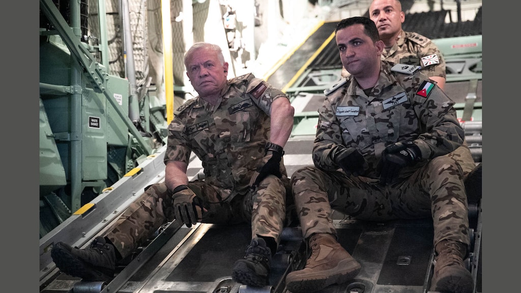 De Jordaanse koning Abdullah II neemt deel aan een luchtdropping van hulpgoederen naar Gaza