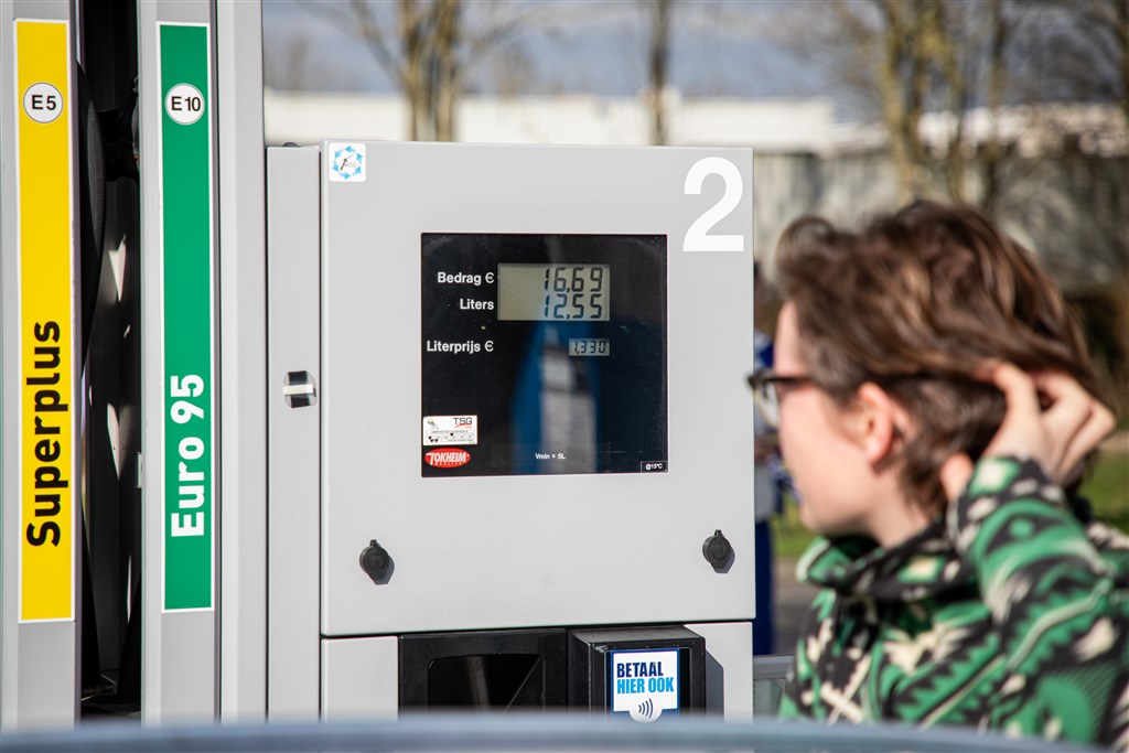 Olieprijs boven de 100 dollar, benzinetanker nóg duurder uit