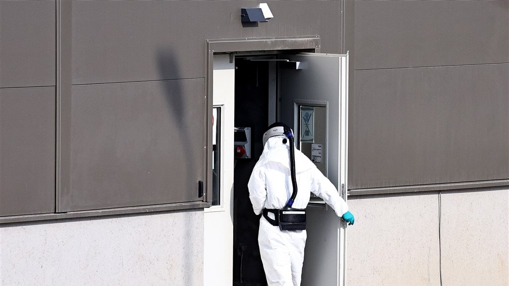 Een medewerker van de branddienst controleert het pand van Tesla