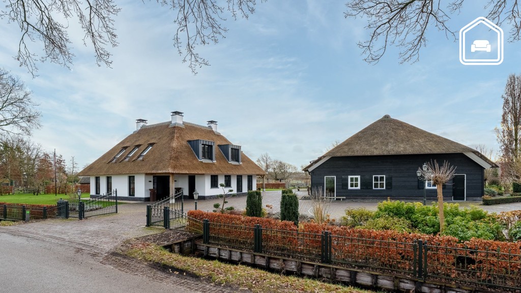 Funda-vondst: deze prachtige villa heeft een eigen bruine kroeg (mét zwembad en paardenstal)