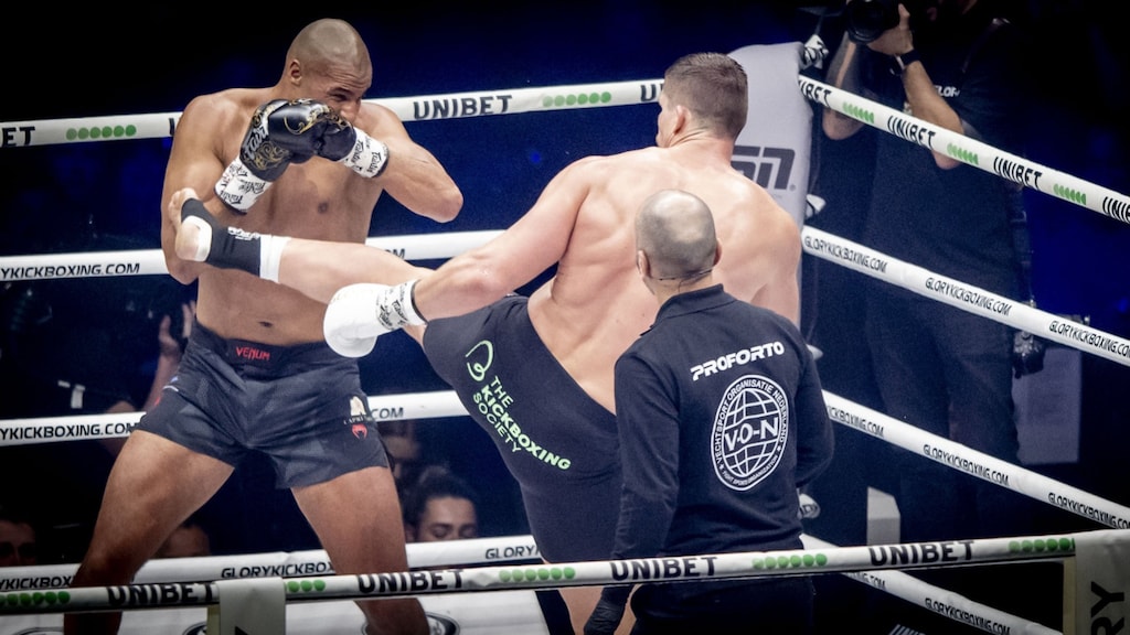 Kickbokser Rico Verhoeven wint in finale Glory Grand Prix van Levi Rigters