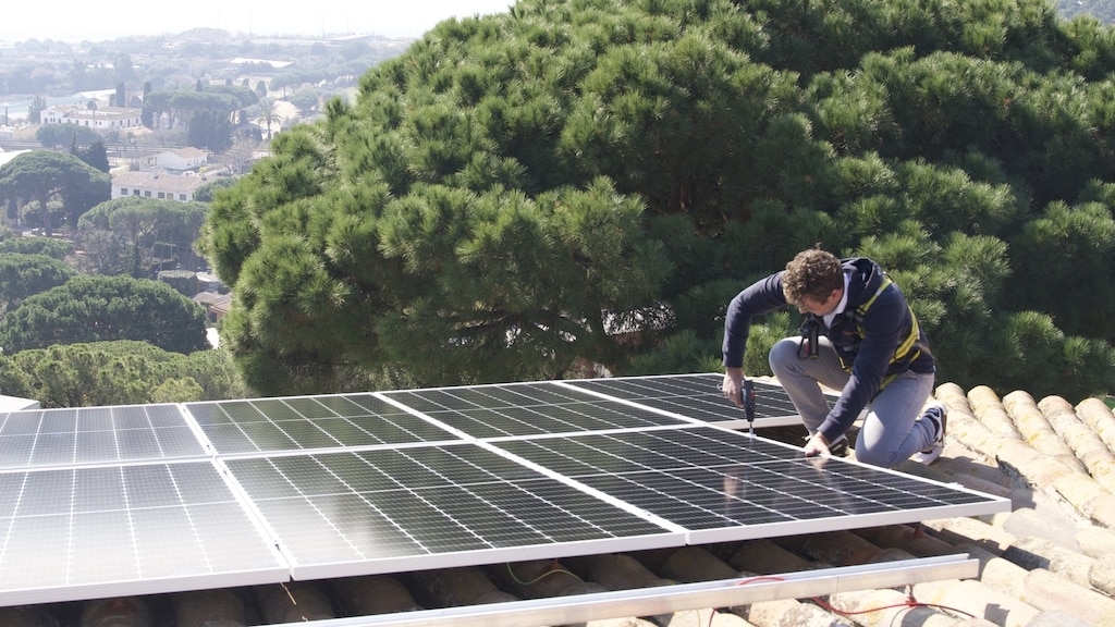 Wouter Draijer, in maart 2023, toen hij soms nog wel zelf op een dak stond