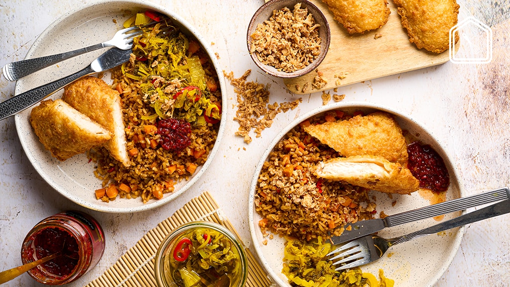 Nasi goreng met lekkerbekjes en atjar