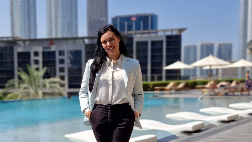 Annabel Comaty in haar nieuwe woonplaats Dubai.