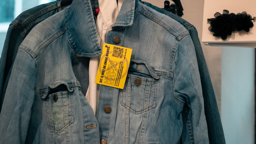 'Fast fashion niet gratis:' Extinction Rebellion plakt labels op kleding H&M