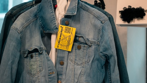 'Fast fashion niet gratis:' Extinction Rebellion plakt labels op kleding H&M