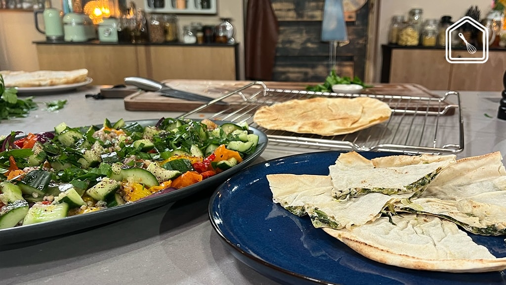 Salade met geroosterde groenten en komkommer & gevuld Libanees brood