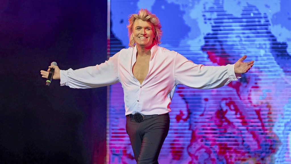 Hans Klok waagt zich opnieuw aan sabelact na incident ondanks doktersadvies