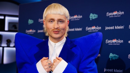 Daar is ie dan: het eerste live-optreden van Joost Klein met Europapa