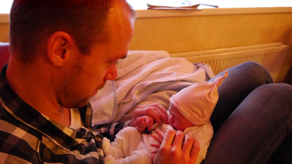 Ivo van Gool met zijn pasgeboren dochtertje Hannah.