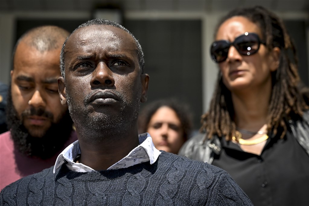 Vader Sanda Dia vertelt zijn verhaal: 'Ze hebben mijn zoon afgemaakt'