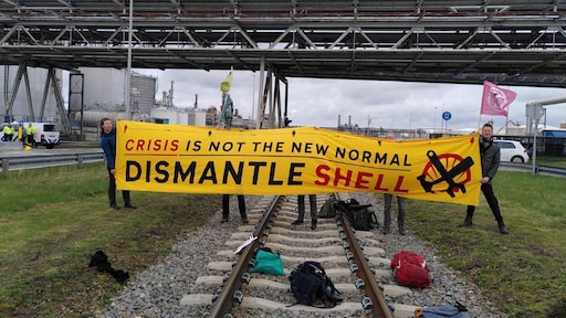 Extinction Rebellion blokkeert raffinaderij en plant bomen bij VDL