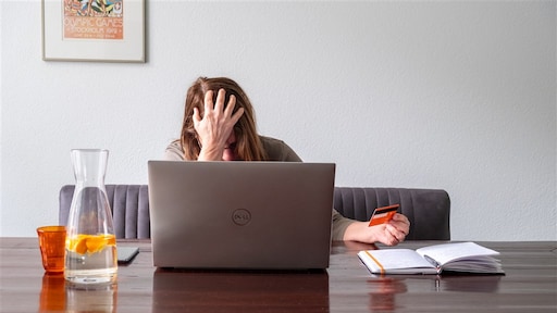 Schaamte bij werknemers om baas over geldproblemen te vertellen