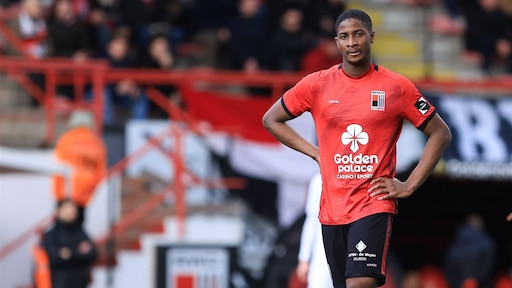 Rel in België: club verscheurt contract speler na foto in shirt concurrent