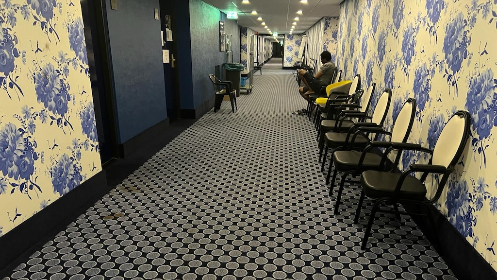 Een gang in de linkervleugel waar asielzoekers en statushouders worden opgevangen.