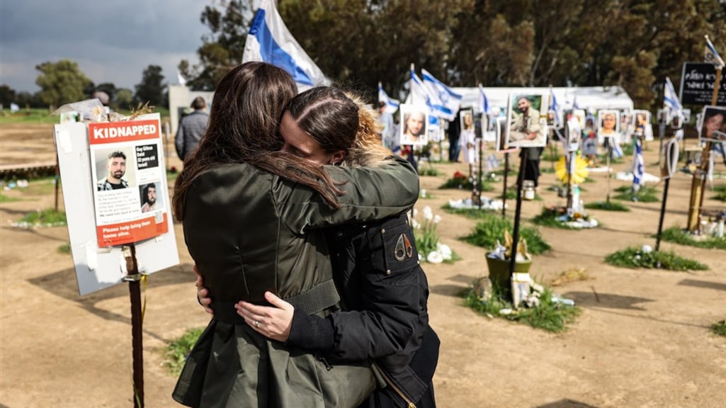 Een foto gemaakt op een herdenkingsplek op het terrein van het Supernova-festival in Israël, waar 364 mensen overleden na de aanval van Hamas 7 oktober.