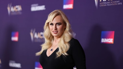 Sacha Baron Cohen blijkt 'eikel uit Hollywood' in biografie Rebel Wilson