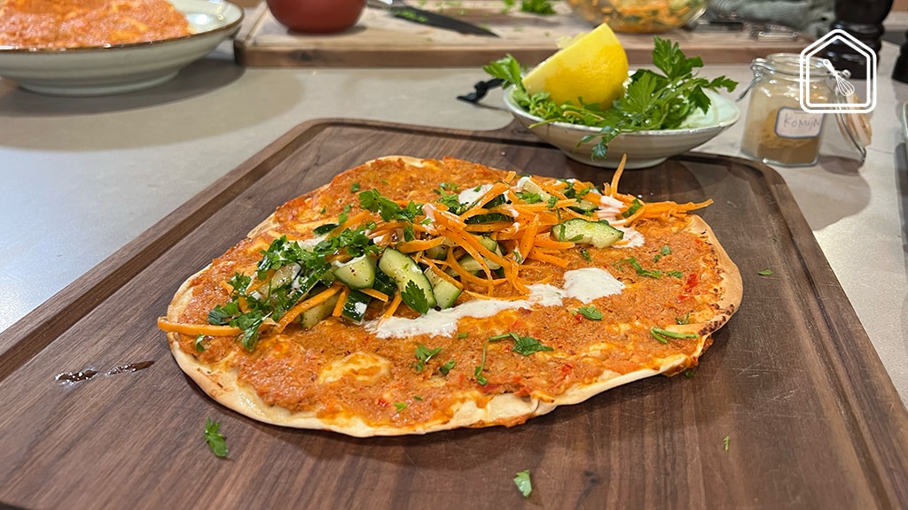 Snelle Turkse pizza's met salade en yoghurtdip