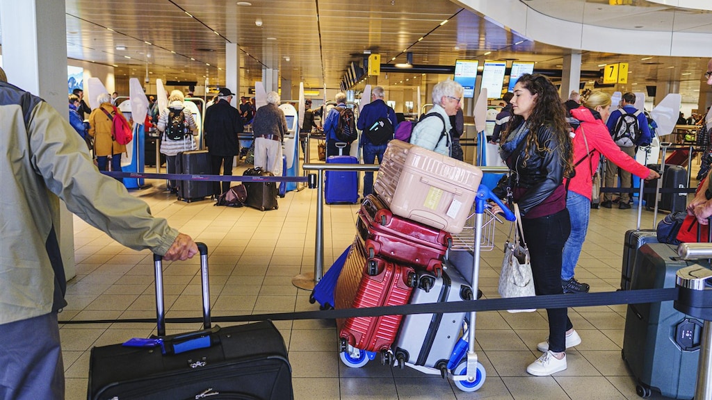 Reizigers in de rij op Schiphol.