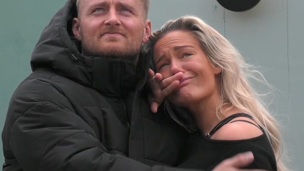 Ashley haalt troost uit vliegtuigje na gebarsten bom in Big Brother