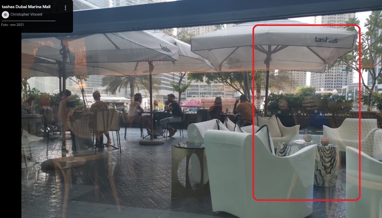 Bellingcat zegt allerlei bewijzen te hebben dat de recensies van Kinahan zelf zijn. Zo is Kinahan onder andere te zien in de weerspiegeling van een raam op een foto die hij zelf had gedeeld.