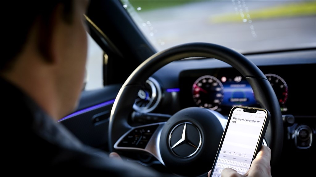'Driekwart weggebruikers gebruikt telefoon achter het stuur'