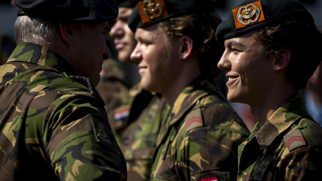 Bij 200.000 17-jarigen valt dienstplichtbrief op mat: 'Bij dreigende oorlog volgt oproep'