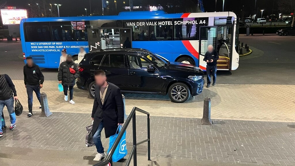 De bus rijdt elke veertig minuten van het hotel naar Schiphol.