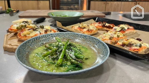 Lentegroentesoep met aspergetips & makkelijke pizzabroodjes