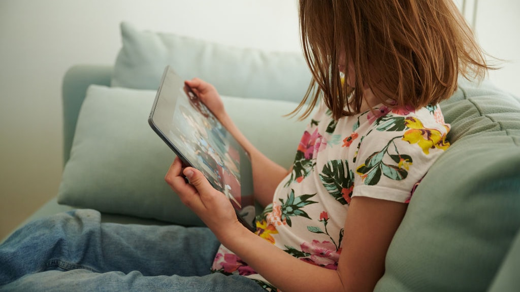 '9 op de 10 ouders zetten voor hun kind tv aan om handen even vrij te hebben'